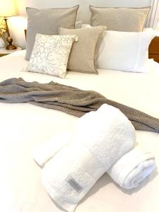 木麻黄Casuarina Beach 2 bedroom retreat的床上的白色毛巾和枕头