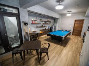 新城48-6民宿的一间带台球桌和乒乓球桌的房间