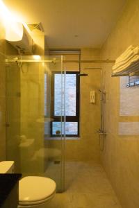 Liên Trì (4)Khách sạn gần biển Karina Phú Yên的一间带玻璃淋浴和卫生间的浴室