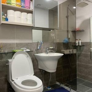 光州Sanwol Guesthouse的一间带卫生间和水槽的浴室