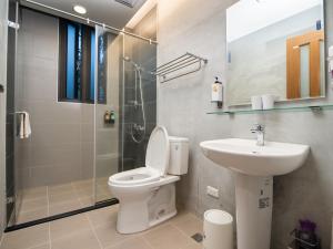 新城48-6民宿的浴室配有卫生间、盥洗盆和淋浴。
