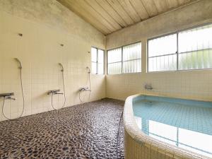 MurotoMisaki Kanko Hotel的大型浴室设有大型游泳池