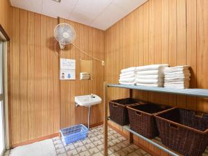 MurotoMisaki Kanko Hotel的浴室设有水槽和带毛巾的架子。