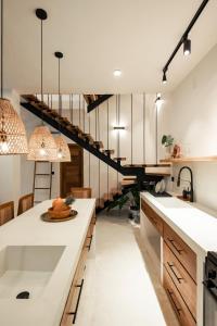阿杭格默Terra Villas的厨房配有白色的台面和楼梯