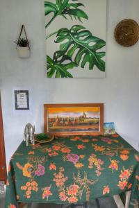 武吉拉旺Sumatra Orangutan Discovery Villa的一间卧室配有一张带绿色棉被的床