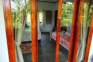 武吉拉旺Sumatra Orangutan Discovery Villa的通往卧室的玻璃门