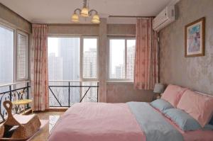 重庆Xiao Yu B&B Apartment Near Jiefangbei and Hongyadong的一间带大床的卧室和一个阳台