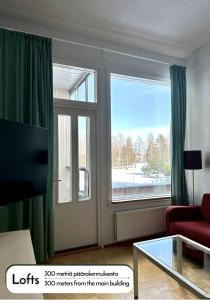 伊卡利宁Ikaalinen SPA & Resort的客厅设有推拉玻璃门和窗户