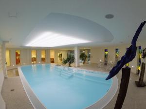曼弗雷德 - 绍尔基金会研讨会酒店内部或周边的泳池