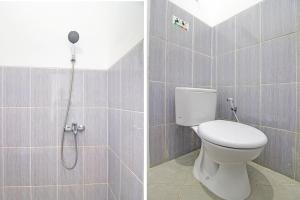 日惹Super OYO Collection O 92363 Kp Inn的一间带卫生间和淋浴的浴室