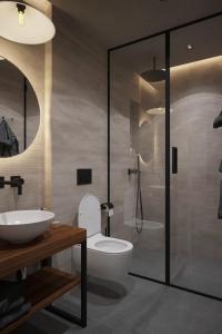 VrataRhodopes Legends的浴室配有卫生间、盥洗盆和淋浴。