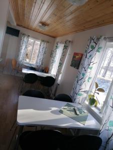 本茨福什Hotell Hemgården的客房设有桌椅和2扇窗户。