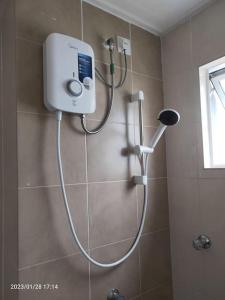 怡保Casa Klebang Homestay的带淋浴喷头的浴室