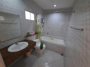 七岩锦鲤度假村 的浴室配有盥洗盆、卫生间和浴缸。