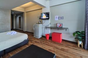 Ban Khlong PrawetBkk39 Airport hotel的一间设有床铺和墙上电视的房间