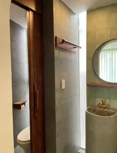 海防PHAM. Hotel & Views的一间带水槽和卫生间的浴室