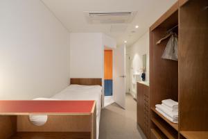 首尔Mangrove Dongdaemun的小房间设有一张床和一间浴室