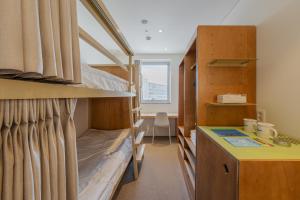 首尔Mangrove Dongdaemun的宿舍间配有双层床和书桌。
