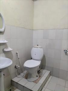 拉合尔Kingston Motel的白色的浴室设有卫生间和水槽。