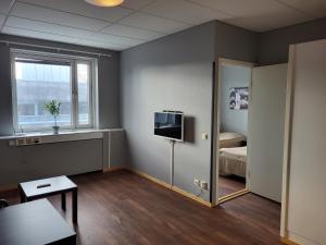 乌普萨拉Apartments Centralstation的客房设有带一张床和镜子的卧室