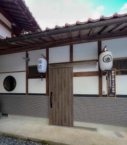 仓吉市宿坊-地蔵院的一座有门和标志的建筑