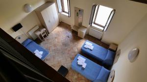 卡梅里诺Borgo de' Varano by Hotel I Duchi的享有带蓝色沙发的客厅的顶部景色。