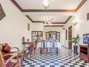 暹粒吴哥城堡住宿酒店的一间位于 ⁇ 格的带桌椅的用餐室