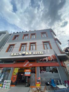 İznikEkinoks Hotel的商店前有标志的建筑物