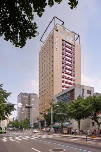 首尔Mangrove Sinseol的一条城市街道边的高楼