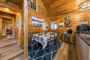 赛维尔维尔Serenity, A Rustic Log Cabin Retreat的小木屋内带桌子的用餐室
