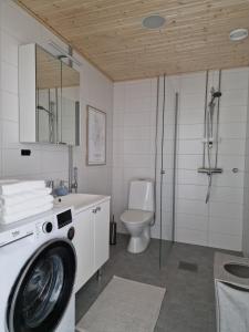 于韦斯屈莱Huhta Sport的一间带洗衣机和卫生间的浴室