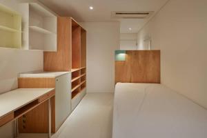 首尔Mangrove Sinseol的一间卧室,卧室内配有一张大床
