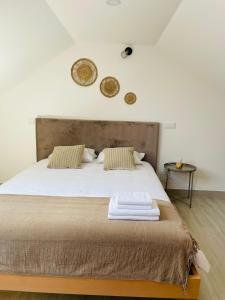 PerafitaPorto Smart Apartments Comfort的一间卧室配有一张大床和两条毛巾