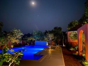 曼德姆Habitus - Mandrem的夜晚的游泳池,天空中月亮