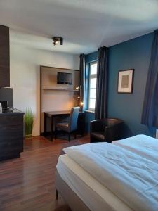 毛尔布龙Hotel Klosterpost的配有一张床、一张桌子和一张桌子的酒店客房