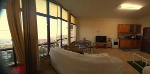 海法Amazing Panorama Bay view 3 room flat的带沙发和大窗户的客厅