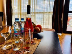 帕莫瑞美国人酒店的桌子上放一瓶葡萄酒和玻璃杯