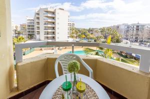 萨洛Apartamentos Alboran-Arysal的市景阳台配有桌椅。