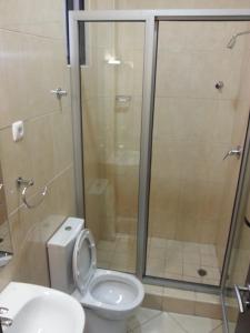马普托瑞索托酒店的带淋浴、卫生间和盥洗盆的浴室