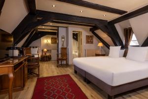 科尔马Hotel Restaurant Le Maréchal - Teritoria的一间带白色大床的卧室和一间厨房