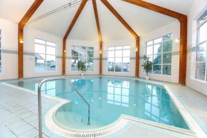 费尔德伯格Sonnenhotel Feldberg am See mit Schwimmbad, Sauna und Dampfbad的窗户房子中的游泳池