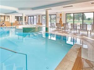 迪沃讷莱班Wonderful La Villa du Lac - One Bedroom, 4 people的大楼内带椅子的大型游泳池