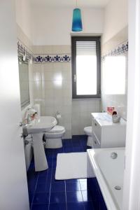 阿尔巴Casanova的浴室配有盥洗盆、卫生间和浴缸。