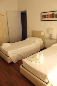 阿尔巴Casanova的一间酒店客房,房间内设有两张床