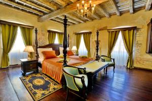 锡吉什瓦拉卡萨乔吉斯克劳斯锡吉什瓦拉酒店的卧室配有一张床和一张桌子及椅子