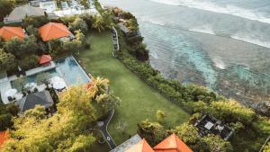 乌鲁瓦图乌鲁瓦图别墅酒店的享有度假胜地的空中景致,设有游泳池和海洋