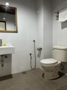 瓜埠Langkawi Baron Hotel - renovated 2023的一间带卫生间和水槽的浴室