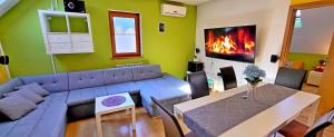 博维茨Simonai Apartment的带沙发、桌子和壁炉的客厅