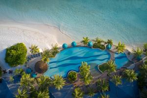 芭环礁Royal Island Resort at Baa Atoll Biosphere Reserve的海滩上的度假村的空中景致