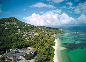 马埃岛laïla, Seychelles, a Marriott Tribute Portfolio Resort的享有海滩的空中景致,设有房屋和海洋